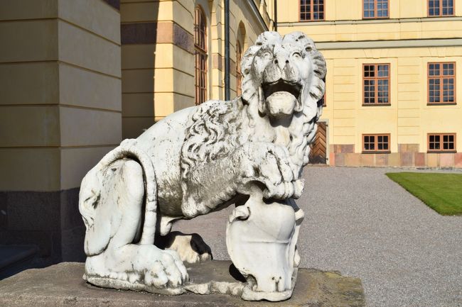 宮殿の入り口にある置物<br /><br />ちょっと愛嬌のある顔をしてます。