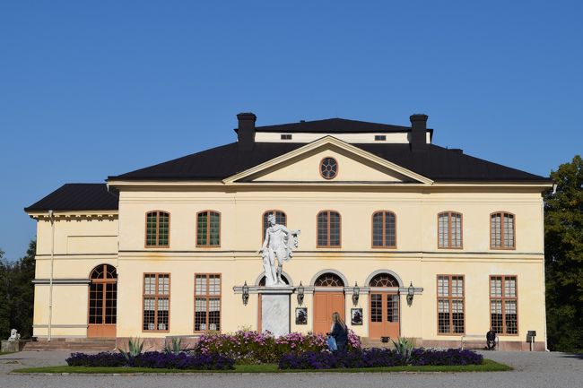 敷地内にあるドロットニングホルム宮廷劇場<br />　1766年に建てられた劇場で、しばらく使われていなかったようですが、1922年に再度使われ始めたようです。18世紀のままの装置が使われていて、舞台の奥行きは20mという立派なもの。<br />