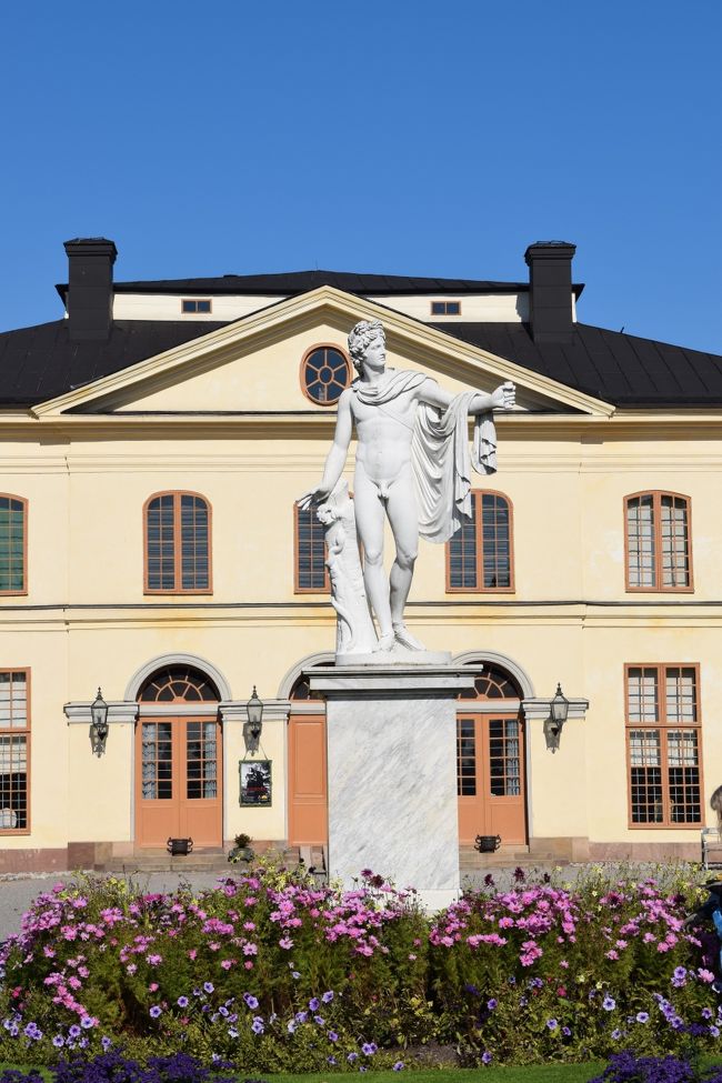 劇場前の花壇と銅像