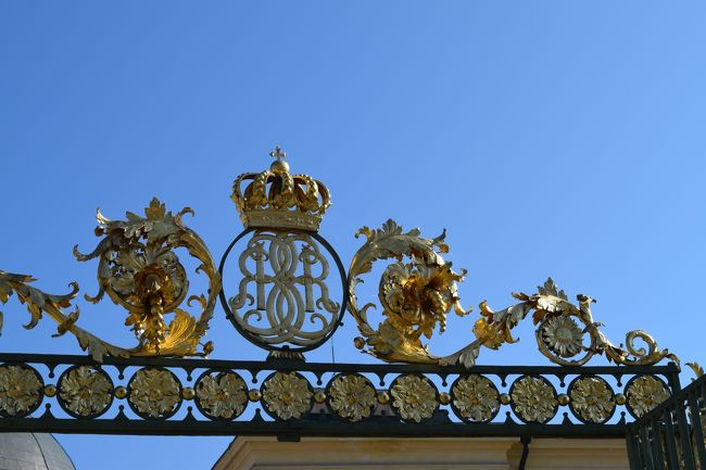 庭園の囲いの上の飾り<br /><br />クラウンの装飾もあり。