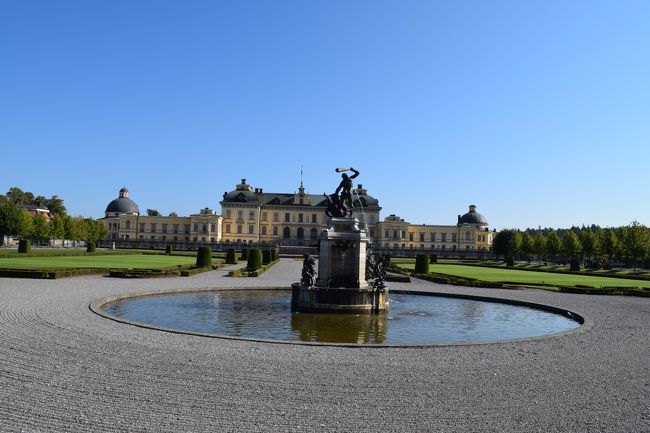 庭園内に噴水もあります<br /><br />噴水越しに宮殿をパチリ<br />よく掃除も行き届いていて綺麗です。<br />