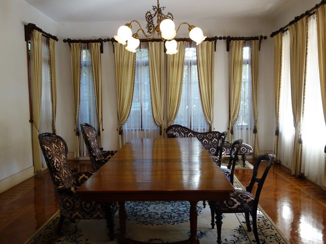 1階広間は寄木張りの床<br />玄関を入った右手の部屋<br />