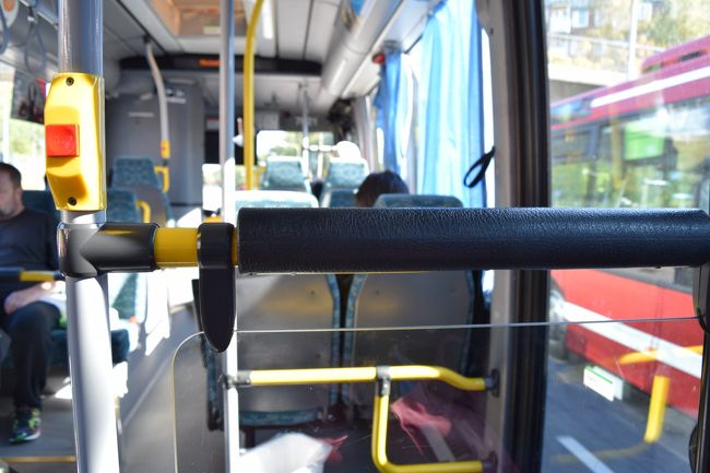 たまたま私が行った日は行きのフェリー到着から帰りのフェリー出港まで時間が約2時間ありました。約1時間見て回ったところで大体満足したので、あと1時間ここで時間を潰すのはもったいない!!ってことで、フェリー以外で帰ることにしました。ストックホルムカードでフェリーは往復が片道料金でよかったので元々片道料金しか払っていないし、このエリアの地下鉄、バスもストックホルムカード利用で無料だし!Let's go!!<br />フェリー乗り場のすぐそばに道路があって車が通っていました。そばに小さい売店みたいなお店があったので、そこでどう行ったら中央駅に戻れるのか聞きました。<br />バス停もすぐそばにあるので、さて行っちゃおう!<br /><br />ちょっとワクワクする〜。こういうのが個人旅行のいいところ？！<br />バスの中は日本と結構似ていて、泊まりたい停留所の前に、赤いボタンを押します<br /><br />