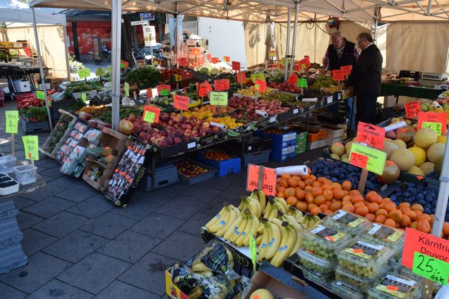 最寄りの地下鉄駅の駅近くに到着<br /><br />果物の露店が出ていました。<br />