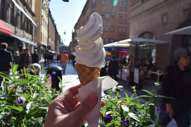 さてストックホルム市内中心部に戻ってきました。<br /><br />しばらくぶらぶらしま〜す<br />もうそろそろお昼なので小腹が減ってきたので、ソフトクリームGET！<br /><br />幸せで〜す<br />