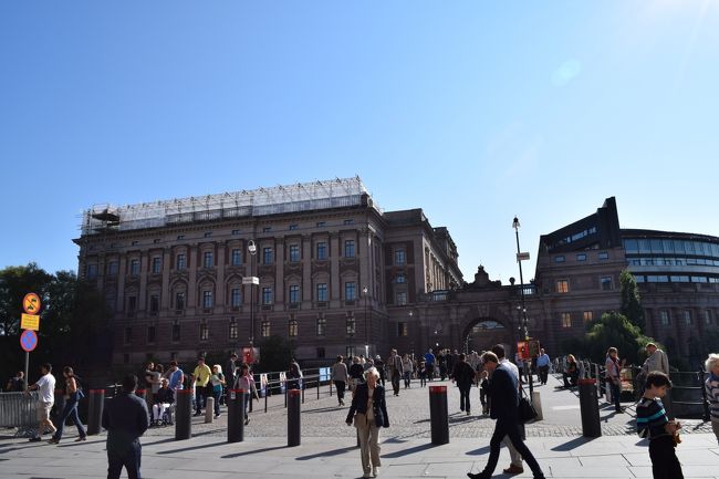 左にあるのは、国会議事堂です。中央駅側から眺めたところ。逆光〜<br />ストックホルム中心部とガムラ・スタンの間に浮かぶ小さな島に建てられています。20世紀の初めに建てられた石造りの重厚な建物で、内部はツアーはスウェーデン語と英語でのガイドツアーでのみ見学可能。<br />今回は日程的、時間的にガイドツアーに参加する余裕はあ利ませんでした。。。残念〜