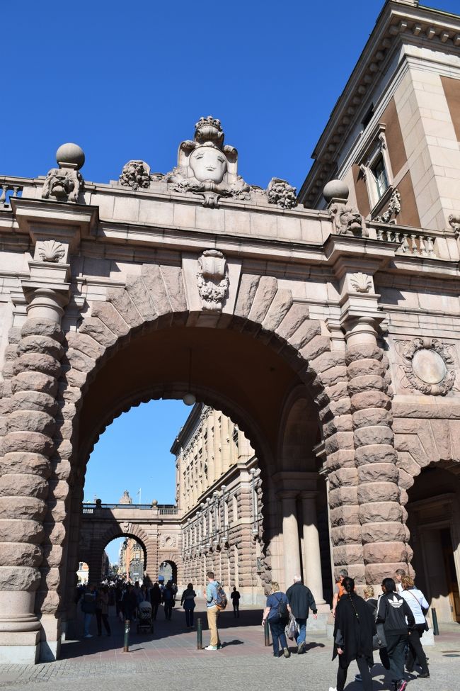 国会議事堂の横を通って、ガムラ・スタン側へ行ってみましょう。<br />歩行者通路になっていて、人通りが多いです。<br /><br />通路の門にも彫像があって、雰囲気がありますね。