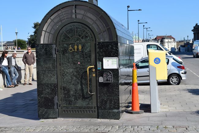 ぶらぶらしていたら、有料トイレを見つけました。<br /><br />車椅子のマークもあるからバリアフリーのトイレのよう<br /><br />