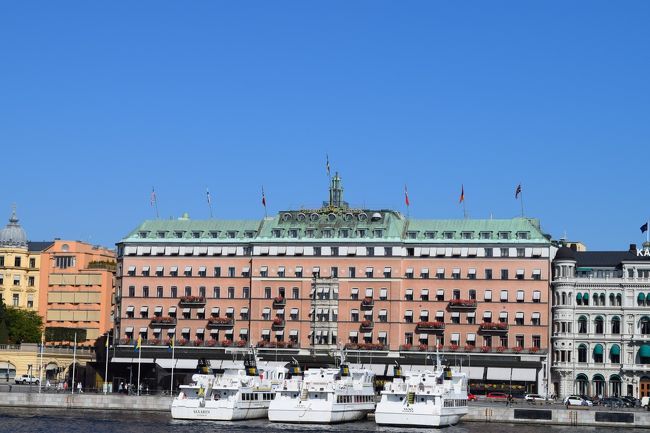 今回私が宿泊したホテル、グランドホテルストックホルム<br /><br />対岸(王宮側)から外観全体が見え、日光もいい具合に当たって、綺麗です