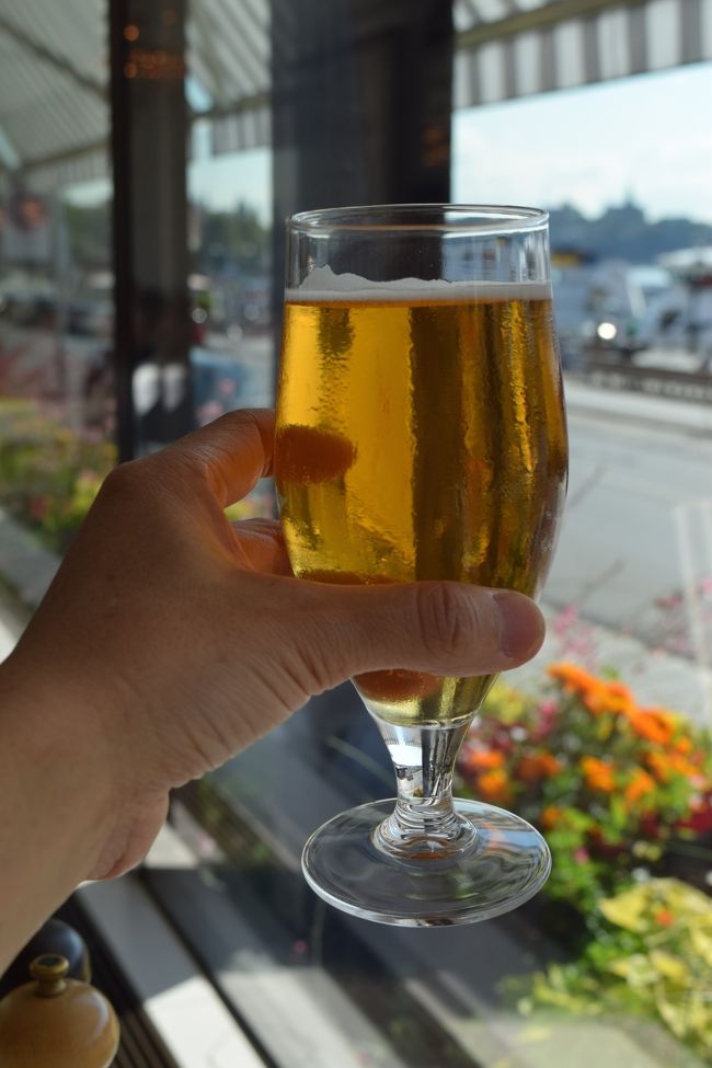 運良く、通路側の窓際の明るい席に案内されました。<br />ランチにしてはやや遅めの時間だったのもよかったのかもしれません。<br /><br />今日も、頑張りました。。。<br />恒例の〜<br />カンパ〜イ( ^ ^ )/□