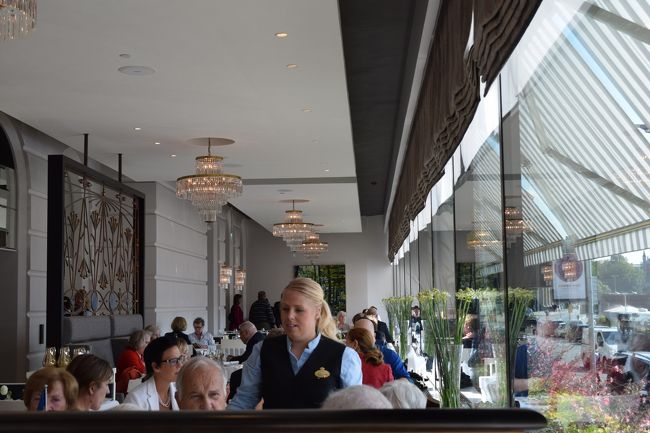 ちょっと中途半端な時間でしたが、食事を楽しんでいる方、結構いました。<br />