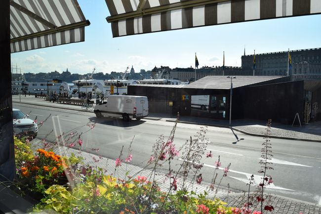 外の景色ぼんやり眺めながら、時間を過ごします。<br />って、空腹ですけどね〜<br /><br />食事が終わったら、ヘルシンキに向かうため、空港へ向かう予定