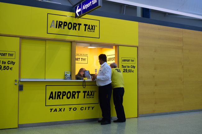 さて、もうここはヘルシンキの空港に到着しました。空港からヘルシンキ市内へタクシーで向かうのですが、表にいる呼び込みのタクシーとこちらのちゃんとした(っぽい)タクシー、料金を比べてみましたが、こちらが安かった！<br />おまけにたまたま同じタイミングでこのタクシーを待っていた日本人の方3名(東京の大学の研究職とのことでした)と相乗りさせてもらえることになり、かなり安上がりに！！<br />ついてる〜