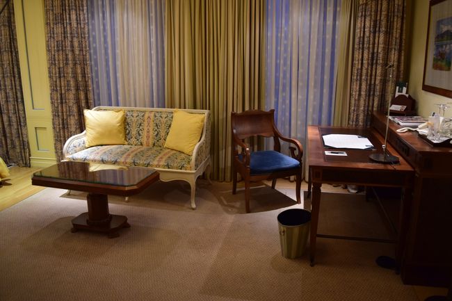 ソファーと書斎セット