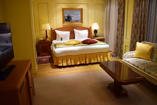 ソファー側から眺めたらこんな感じ<br /><br />黄色い壁がなんだかかわいらしい部屋です