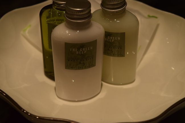 洗面台に置いてあるアメニティー<br /><br />