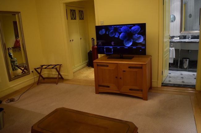 ソファーに座ってテレビをちょっと見ます<br /><br />