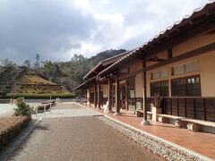 石見銀山世界遺産センターです。
是非入館して、無料エリアだけでも見ておくといいと思います。
ガイドさんが、ジオラマを紹介しながらとても詳しく説明してくれます。
一般車両は、ここに車を停めてバスで石見銀山に移動するという、パークアンドライド方式。ですが、冬はバスが激減。バスの時間に合わせて動くのもめんどくさいから、ここだけ見て帰ろうかと思っていたら、「今の時期は銀山公園に一般車両も置けるかも」と、館内のガイドさんが教えてくれました。