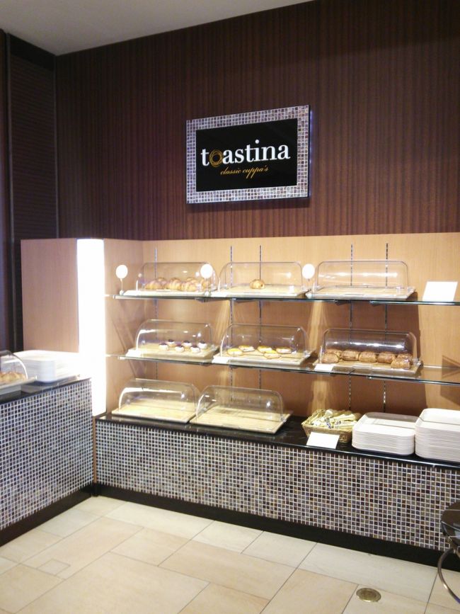 素泊まりのプランだったので、フロント向かい側の、トスティーナで朝食をいただきました。