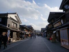 のんびり歩いておはらい町に到着。
前方に山が見え、なんとものんびりした町並み。

おはらい町・おかげ横丁といえば食べ歩きのようですが、早めの夕飯を予定しているので買い食いは控え、雑貨屋さんをのぞきました。

藍で作ったおかげ犬という犬のぬいぐるみや、くみひもで忍者になったキューピーなど、子供たちにこまごましたものを購入。
喜んでくれるといいなぁ。