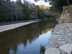 五十鈴川で手を洗います。
水がものすごく冷たいです。