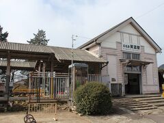 長良川鉄道の駅の前の道を歩いてすぐ、左側に見えてきたのは旧名鉄美濃駅。
1999年に廃線になった美濃町線の区間の終点です。
駅名の看板は名鉄のロゴマークが入る以前のデザインですね。