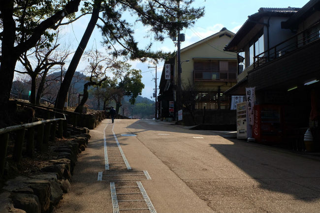 もう１１時近くになるのに<br /><br />　人の影は少ない若草山麓の商店街<br /><br />　　