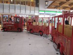 大分駅構内では電動の機関車「ぶんぶん号」が動いてた。