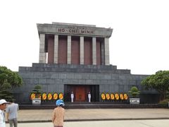 ホー・チ・ミン廟

警備がとても厳しく、見学時間も定められています
建物のある正面の広場で色々な儀式が行われたりするそうです