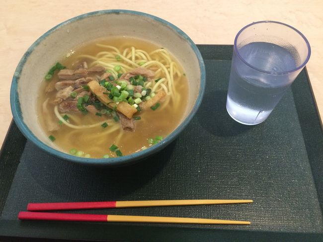 やいまそば、並。普通においしかった。この日のメニューはこの時点で、これしか残ってなかった。