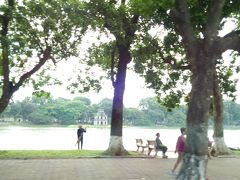 ホアンキエム湖

実際に行ってみると、とても大きくて驚きました
いつも誰かが周囲を綺麗に掃き清めています

