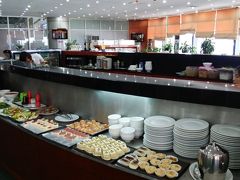 ハノイの空港のラウンジは、共同です
シャワールームは壊れていました
トイレも微妙でした…

しかし、美味しいフォーを作ってもらえます
ここにいる人、ほぼ全員がいただいていました