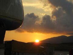 石垣空港に着いて雲のない夕日が沈むのをみました。