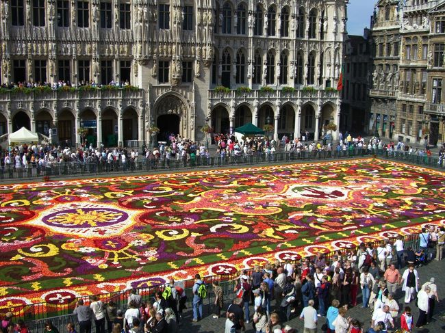 市庁舎の目の前の「王の家」からとった写真