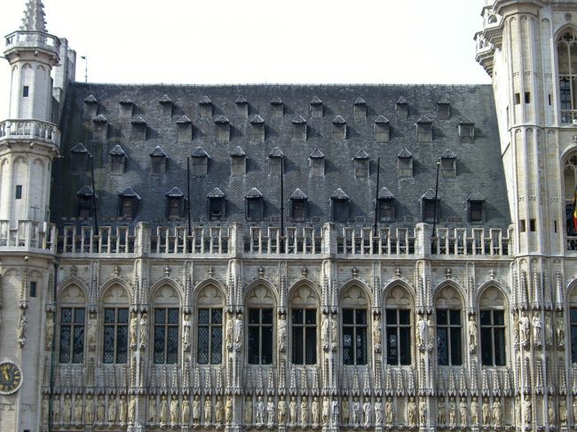 花ばかり見ていて、途中でたまたま市庁舎の屋根を見たら、こんな風になっているのですね？　屋根裏部屋なのでしょうか？　屋根の飾りなのでしょうか？