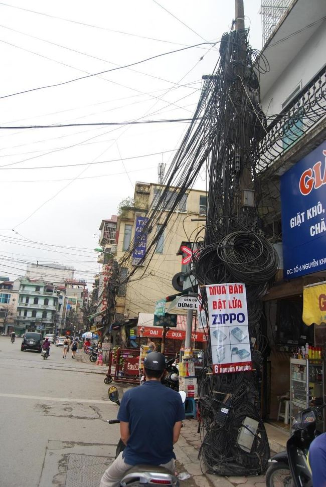 ふと思い出したことがあった。<br /><br />どこのブログだったか、正規メーターのタクシー会社と、写真を載せて<br />くれていたのを思い出し確認すると、<br /><br />Hanoi Taxi<br />Taxi CP<br />Mai Linh Taxi<br />Van Xuan Taxi<br />Hanoi Tourist Taxi<br />らがまともらしく、<br />勧誘タクシーを無視し、これらのタクシー来ねえかなと交差点で待つことに。