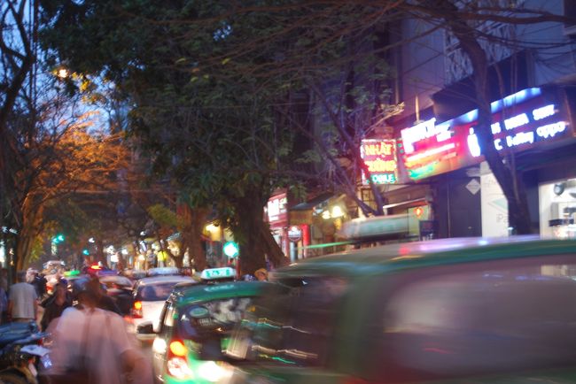 国外からのバックパッカーが目立つ。<br /><br />活気があるというか、喧騒というか、、、