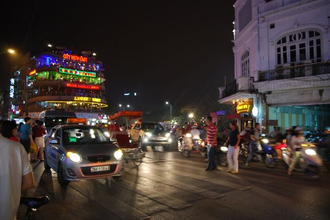 信号はほとんどなく、バイクやら、車がひっきりなしに交差する。<br /><br />通りの向こうにいくのに、車の切れ目を待っているなんて悠長なことはしていられない。<br /><br />バイクが来ようが車が来ようが、<br />知らん顔して渡ってみる。<br /><br />バイクやらも慣れたもので、当然のように避けて走ってくれる。<br /><br />お薦めはできないけど、そうするしか仕方ない。
