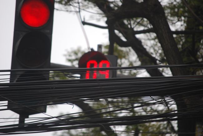 ハノイタクシーを見つけ、メーターの運賃かなど確認し乗ることに。<br /><br />バス停でのふっかけ値段の１５万の半分の７万ドンが正規のメーター値段みたいだった。