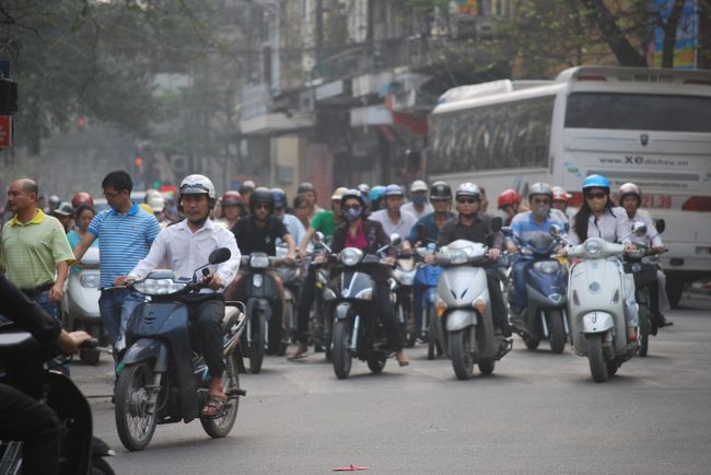 ベトナムに入ると一気に道が悪くなる。<br /><br />一般道ということもあり、遅い車、バイクとのデットヒートが始まった。<br /><br />バスはクラクションを鳴らしながら、追い抜いていく。<br />ぎりぎりの幅で抜き去る。<br /><br />窓際の席はかなりの恐怖を感じてしまう。