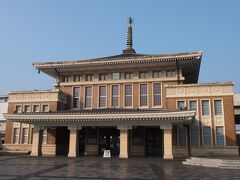 JR大和路線で奈良駅へ・・・。

奈良公園やならまち等のスポットは、近鉄奈良駅の近くなので、近鉄奈良駅前でガブちゃんと待ち合わせ。

JR奈良駅から近鉄奈良駅までは徒歩で１５分ほど・・・毎度のように道に迷うことも考慮して、時間に余裕を持って出たので、９：４５頃にJR奈良駅に到着しちゃいました。

JR奈良駅はシンプルで地味な建物でしたが、駅前ロータリーにある奈良市総合観光案内所の建物がすごくステキ〜〜(*^。^*)！・・・と思ったら、この建物は旧奈良駅舎だそうです。奈良らしい建物ですね！