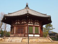まずは、興福寺へ・・・。

近鉄奈良駅からなので、境内西側から・・・北円堂のあたりから入ったようです（自分の写真と地図を見比べるとそのように歩いたようです）。

ほとんどお話に夢中になっていたので、途中のことあんまり記憶にないんですよね〜〜(*´Д｀)・・・。

興福寺は、７１０年に、藤原鎌足の子である政界の実力者、不比等（ふひと）によって創建されました。藤原氏の氏寺でしたが、聖武天皇や光明皇后（不比等の娘）らも堂塔を建立しました。

何度かの火災により、創建時の堂塔は焼失していますが、その都度、奈良時代の様式で再建されてきたため、天平の面影を今も留めています。

北円堂は、７２１年に不比等の１周忌に、元明太上天皇と元正天皇によって建てられた美しい八角円堂です。夢殿に似ていますね。

創建時のものは焼失しましたが、鎌倉時代に再建されました。

春と秋に特別公開されるようです。
