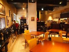 ガブちゃん一押しのイタリアンレストラン「TRATTORIA piano」にやってきました。

ガブちゃんが正午に予約を入れておいて下さり、それよりも少し早目に着きました。２階のテーブル席でしたが、まだほとんどお客さんはいません。