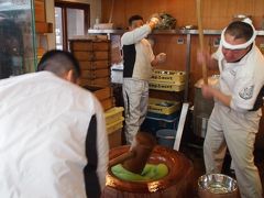 ならまちの方へ向かっているとき、一軒のお店の前に人だかりが・・・。ガブちゃんに、ちょっと見ていくことをお薦めされて・・・そういう時にはちゃっかり一番前に陣取る自分・・・。

中谷堂という和菓子屋さんなのですが・・・ここの高速餅つきが有名なのだとか・・・。

最初のうちは、そんなに高速じゃないじゃん・・・なんて思って見ていましたが・・・