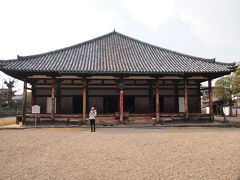 やっと元興寺の出入口を発見しました。いつもガブちゃんは、この出入口が面する通りを歩いてくるので、難なくたどり着けますが、今日は１本裏の通りを歩いてきたのでわからなくなっちゃったそうです。

ならまちの核である元興寺の前身は、蘇我馬子が飛鳥に建立した、日本初の本格的伽藍である法興寺（飛鳥寺）。

平城遷都に伴って、７１８年、蘇我氏寺から官大寺に性格を変え、新築移転されたのが元興寺です。

・・・といっても、もともとの飛鳥にも伽藍は残されて、本元興寺と呼ばれ、現在も飛鳥寺として残っています。といっても飛鳥寺も、雷火によって焼失し、江戸時代になって再建された建物のようです（馬子の時代の仏像は飛鳥寺にあるらしい）。仏教の歴史や変遷もややこしいからなぁ〜〜・・・。

中世以降、中央政府の権力が衰えるとともに、元興寺は衰退してゆき、奈良の町の発展に伴い、寺地の大半が宅地化していきました。

写真は国宝の極楽堂。堂の外観は１２４４年改修時の姿ですが、内陣には奈良時代僧房の身舎部を残しています。