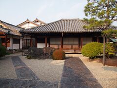 元興寺のあと、私のリクエストで、十輪院に案内してもらいました。十輪院は、元正天皇（７１５〜７２４）の勅願寺で、元興寺の一子院とされています。

かつて盛隆の頃の元興寺の境内は、相当な広大さだったから、このあたりも境内だったのかなぁ。

南門を入ると、鎌倉時代前期に建てられた本堂（国宝）です。

あれっ・・・？今日・・・お休み・・・って貼り紙が・・・？？？？

お墓参りの方々はいるけれど、お寺はお休みだと貼り紙が〜〜！！え〜〜っ！年末年始に、寺が休みになるなんてことは、全く予期してませんでしたので（むしろ年末年始はやっていると・・・）ビックリ〜〜！そしてガックリ〜〜！！！！

・・・この本堂にある石仏龕（がん）をぜひ見たかったのです・・・。

わが国では非常にめずらしい石仏で、龕（がん）とは、仏像を納める厨子のこと。石仏は、すべて花崗岩の切石を用いて造られており、龕中央に本尊地蔵菩薩、その左右に釈迦如来、弥勒菩薩を浮き彫りで表しているのですが・・・（ちっちゃな写真をたまたまガイドブックで見かけて、是非見たい！と思ったのです）。 

今、HPみたら、月曜日（祝日の場合は火曜日）、12/28〜1/5、1/27〜28、8/16〜31がお休み・・・と記載されてましたねぇ・・・。けっこうお休みが多い寺のようですので、行かれる方は気を付けてくださいね〜〜〜（苦笑）。