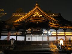 尾山神社
尾山神社は香林坊の金沢ニューグランドホテルの真ん前にあります。裏は金沢城公園です。加賀藩祖前田利家と正室まつを祀っています。夜間はライトアップされますが、終バスが早いのがネックです。