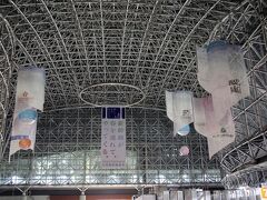 もてなしドーム
金沢駅東口駅前にあります。3,019枚ものガラスを使用した巨大ドームです。雨や雪が多い金沢で「駅を降りた人に傘を差しだす、おもてなしの心」を表現したそうです。