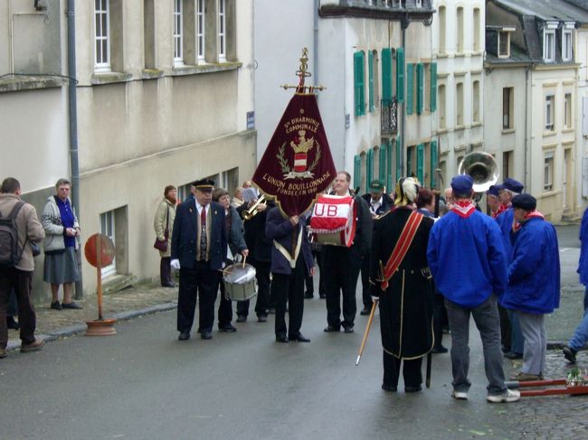 何のパレードかわかりませんが日曜の朝早くです(9:45AM）。