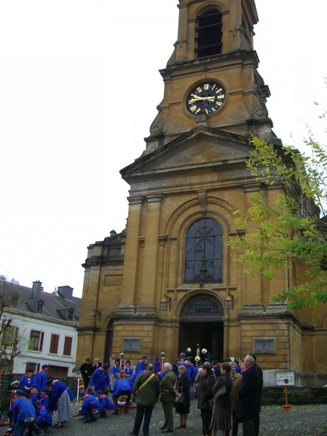 ブイヨンの教会の前です。